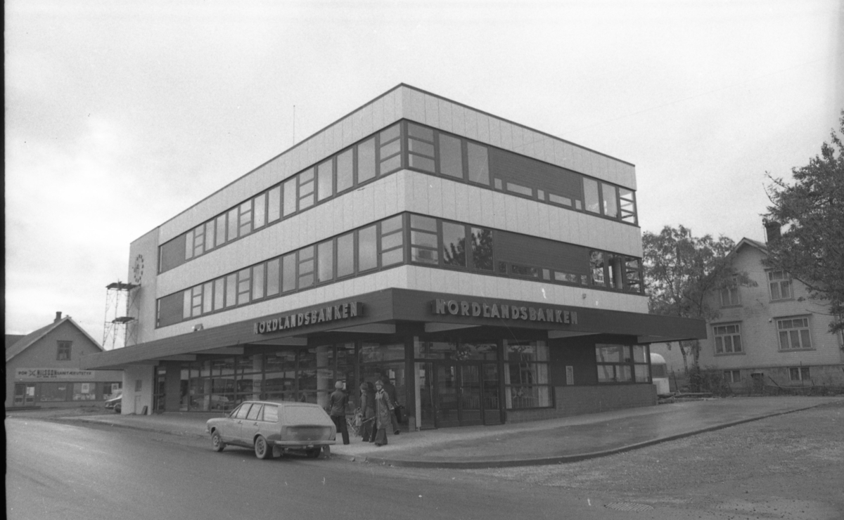 Nordlandsbankens nye bygg, Sortland 13. september 1976. Krysset mellom Strandgata og Torggata.