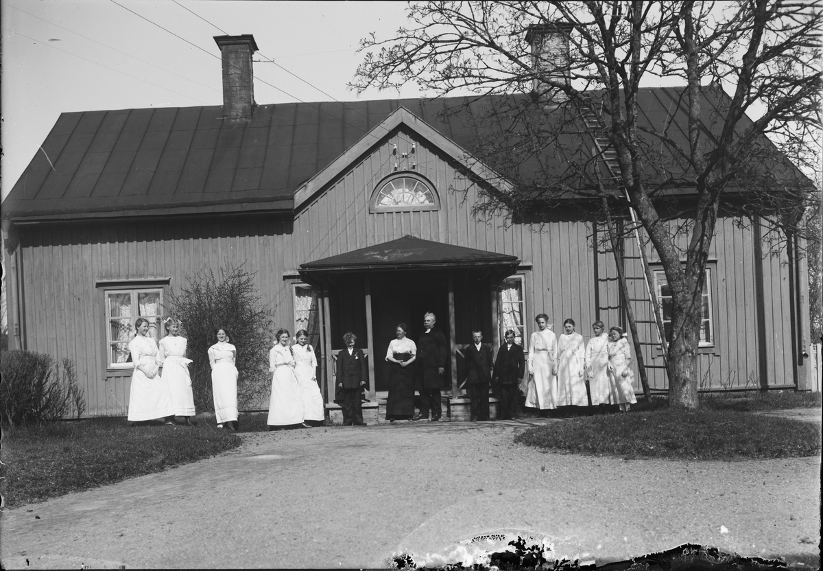 Konfirmander och präst utanför prästgården i Östhammar, Uppland