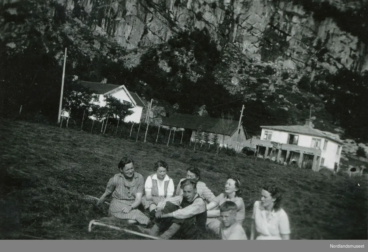 En pause i arbeidet på slåttmarka. Bildet er fra Nordskot i Leiranger.
Fra venstre: Aasta, Marie, Klara, Gerda, Einar Harald og ?