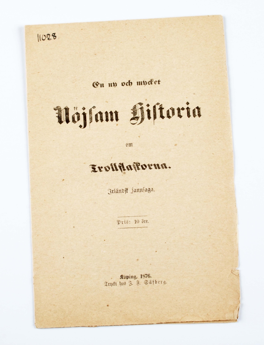 Folder med en historieberättelse. Vikt pappersark som bildar fyra blad. Text på framsidan: "En ny och mycket nöjsam historia om Trollflaskorna".
Tryckt hos J. F. Säfberg år 1876 i Köping.