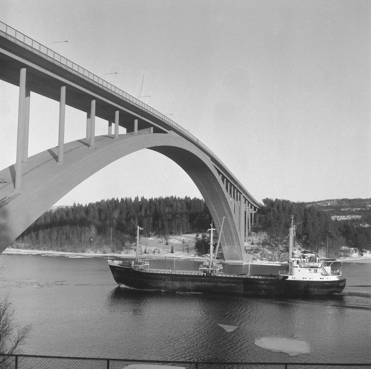 Fartyget Translubeca vid Sandöbron
