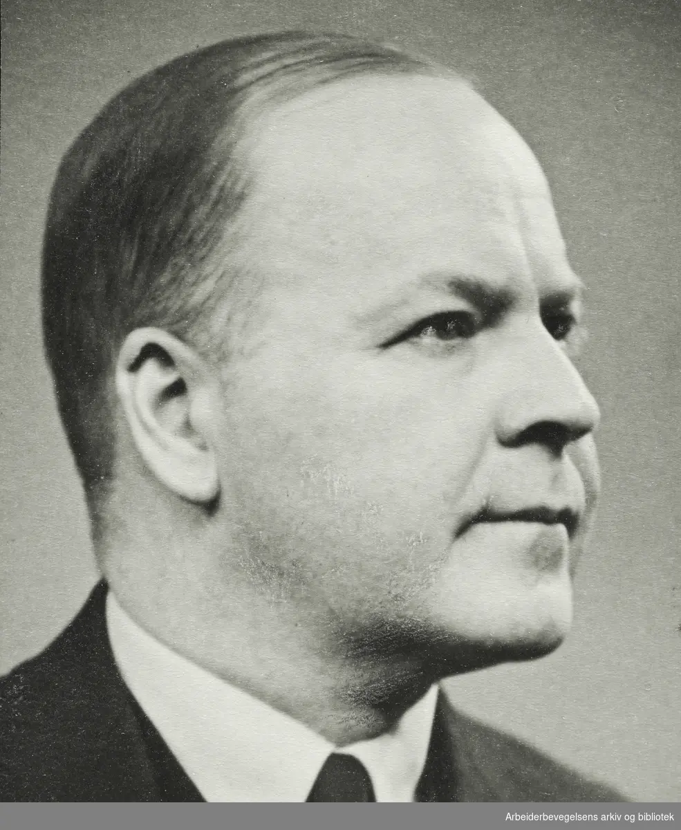 Paul (Dessen) Gjesdahl (1893 - 1969). Journalist, teaterkritiker, forfatter og oversetter. Skrev under psevdonymet Pueblo. Udatert