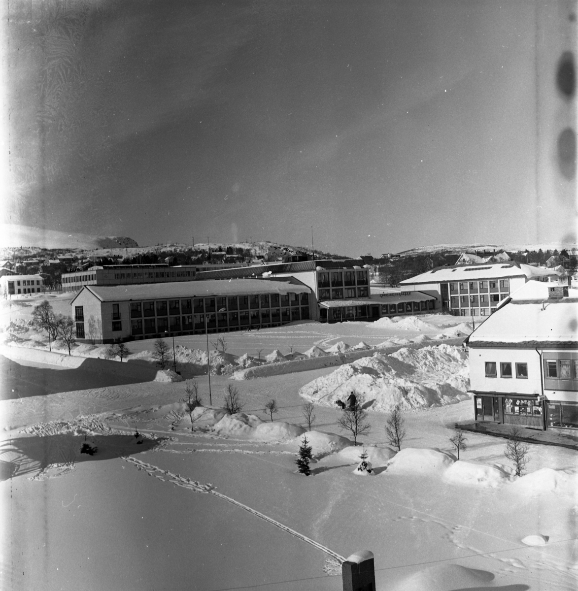 Sortland rådhus 24. mars 1971. Krysset mellom Vesterålsgata og Skolegata.