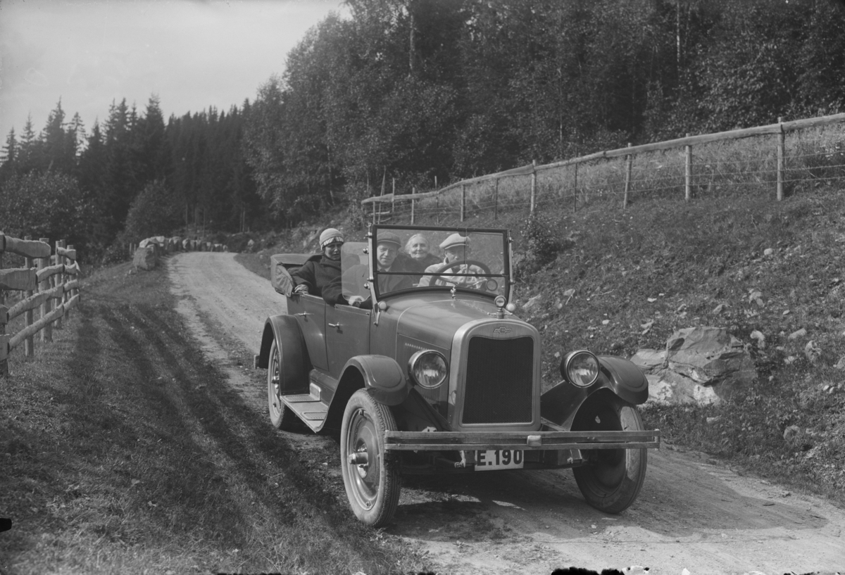 Lillehammer kommune. Med Finstad`s bil i Saksumsdalen. Paul Finstad, Lillehammer står registrert med P. Chevrolet, nr E.190 i "Bilboken for Norge" 1926