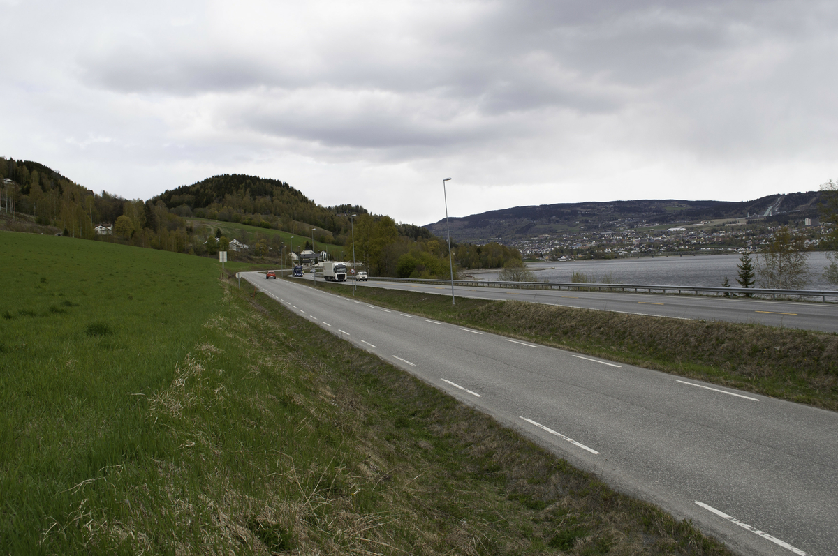 Vingromsvegen og E6 sør for Øyresvika, sett nordover