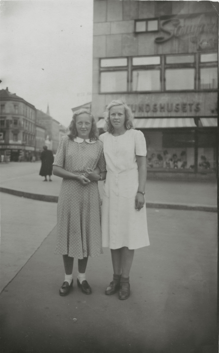 Nora Rud (g. Oserud) og Borghild på tur til Oslo.