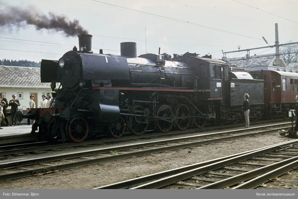 Damplokomotiv type 26c nr. 411 med Svenska Järnvägsklubbens veterantog på Kongsvinger stasjon