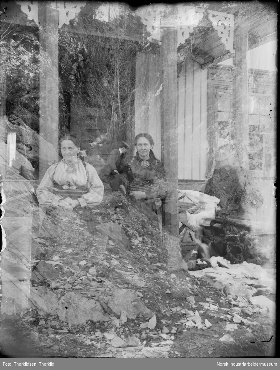 Dobbelteksponert bilde. Tre kvinner foran bolighus på ett motiv. Mann i fjellskråning på annet bilde.