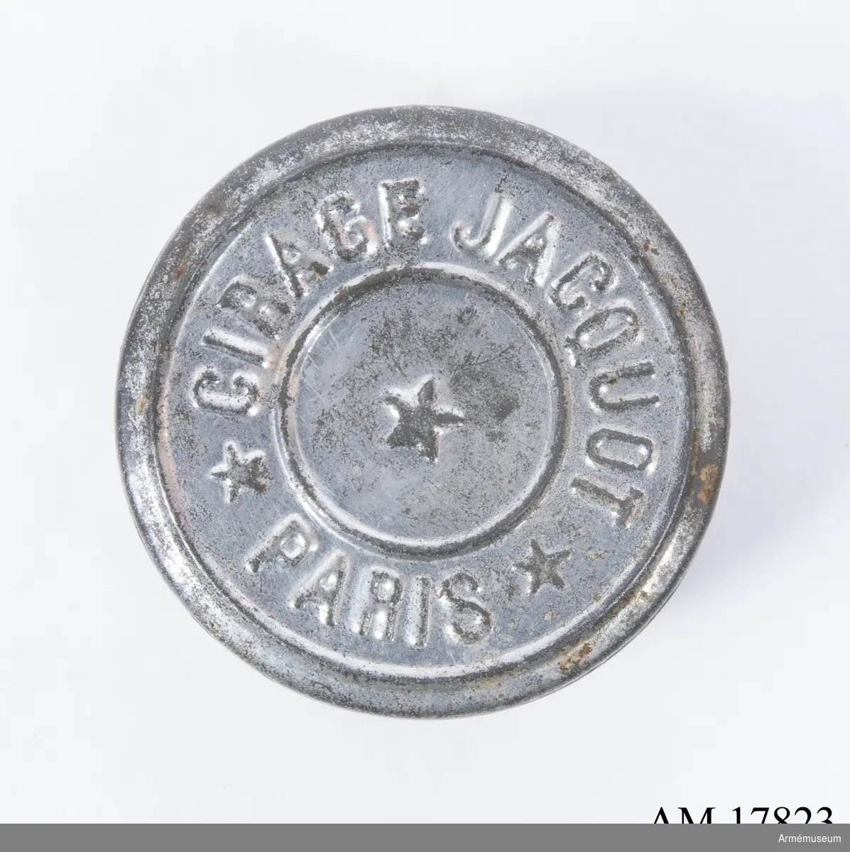 På lockets yttersida finns en inskrift: "Cirage Jacquet. Paris" - på svenska Jakobs smörja. Paris.
