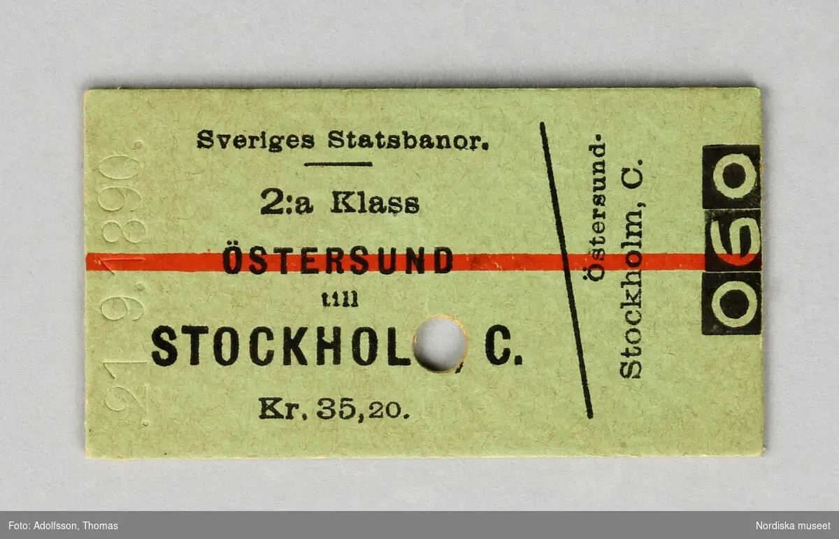 Flera järnvägsbiljetter av olika storlek, exempelvis fribiljett Gällivare - Kiruna 22.8.1900, fribiljett Nybro - Säfsjöströms jv 1899, Ånge-Sundsvall 1889, Christiania-Stockholm 1893, m fl.