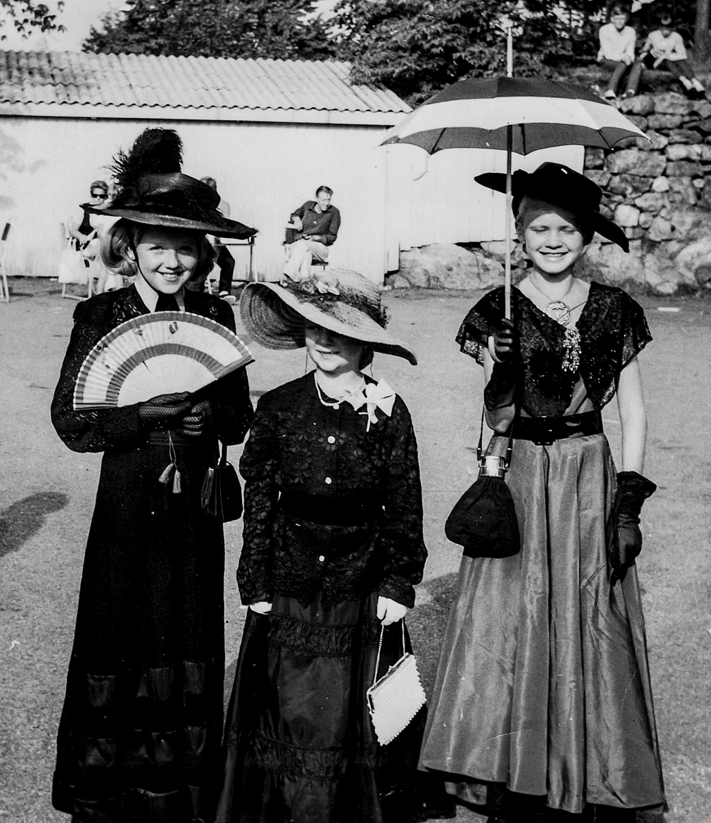 Barnefestival,Kragerø.  Lise Ann Jørgensen, t.v., og to venninner har kledd seg ut. Middelskoletomta.  Ca. 1990-tallet