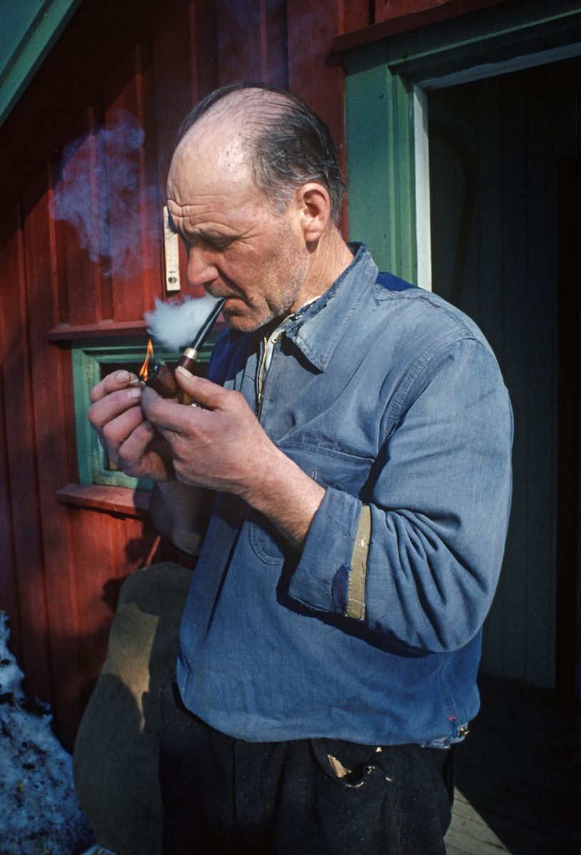 Tømmerkjører Johan Rasch (1916-2009) foran Smaltjernskoia i Svartholtet, Elverum, Hedmark.