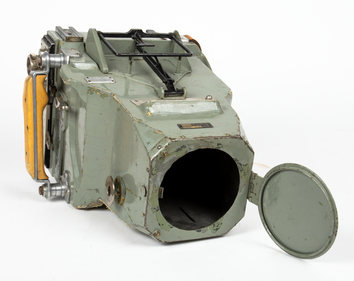 Handkamera HK 1B.
Kassett, objektiv, linser och mekanism saknas till kameran.