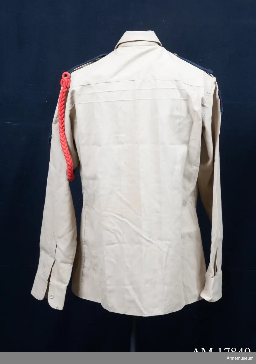 Grupp C I
Med samhörande axelklaffar, ägiljett, utmärkelsetecken. Av khakifärgad polyester.
