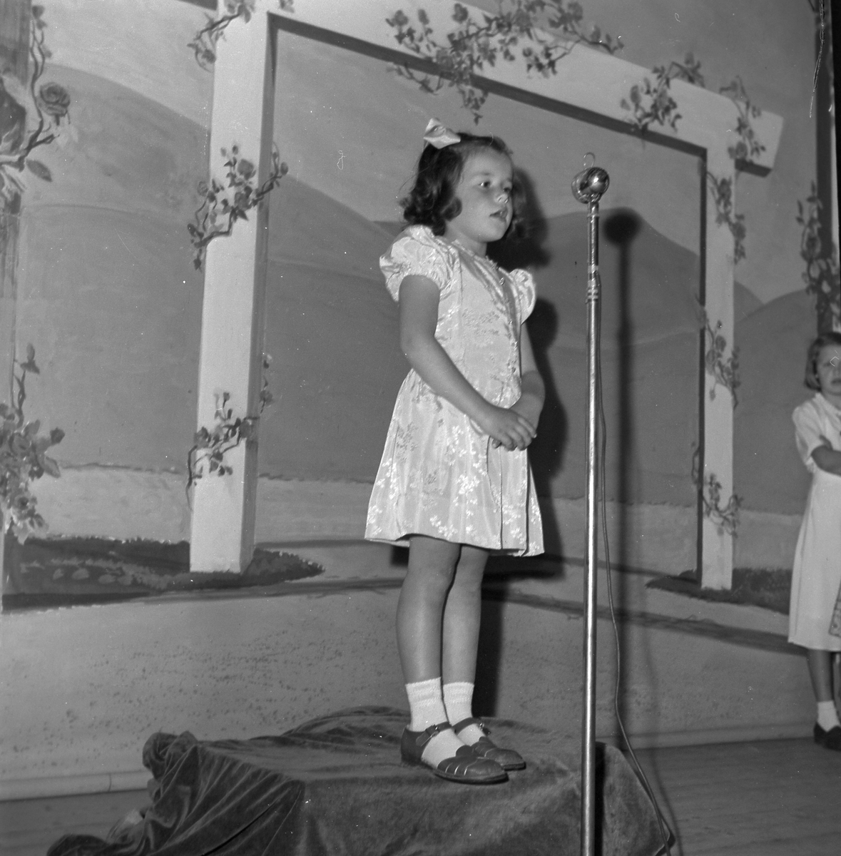 Folkets park 28 maj 1950. Okänd liten sångerska står på scenen.
