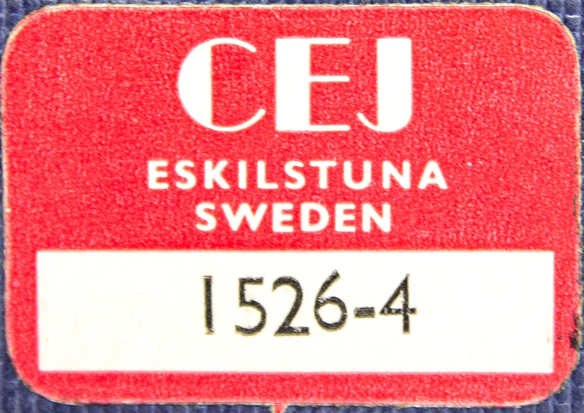 Mätbygel 1526-4
Grön mätbygel i metall tillverkad av C.E. Johansson i blå kartonglåda. Bygeln skall användas i samband med ett visarinstrument t.ex. en Mikrokator. En insexnyckel för justering av verktyget ingår i lådan.