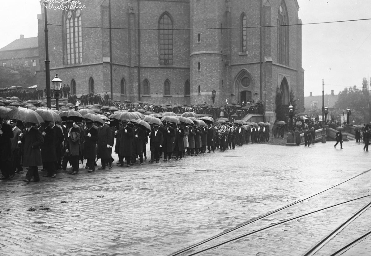 Begravelsesfølget til Henrik Ibsen utenfor Trefoldighetskirken i Oslo 1. juni 1906.