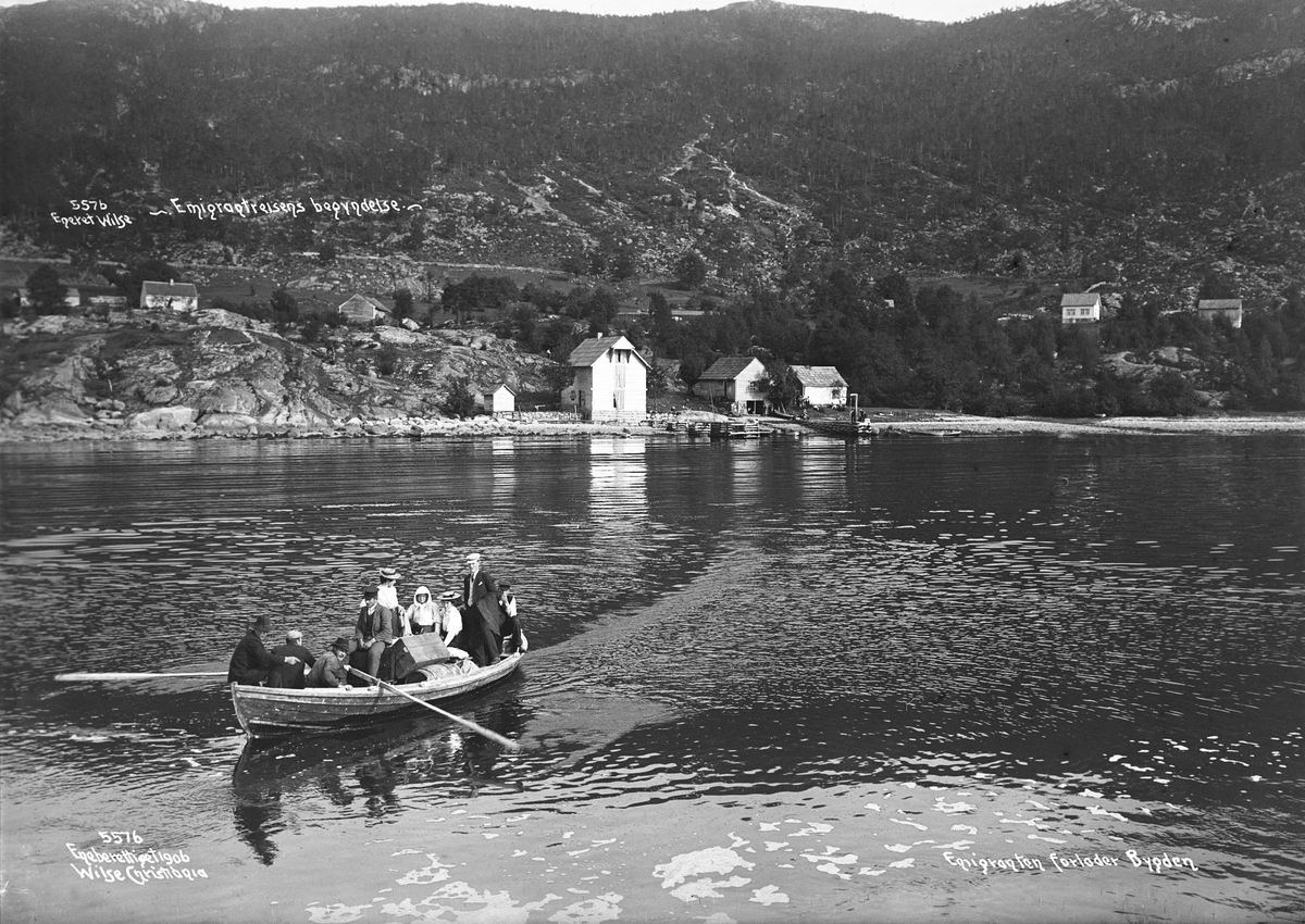 Emigrantene forlater bygda i robåt. Fotografert i mars 1906.