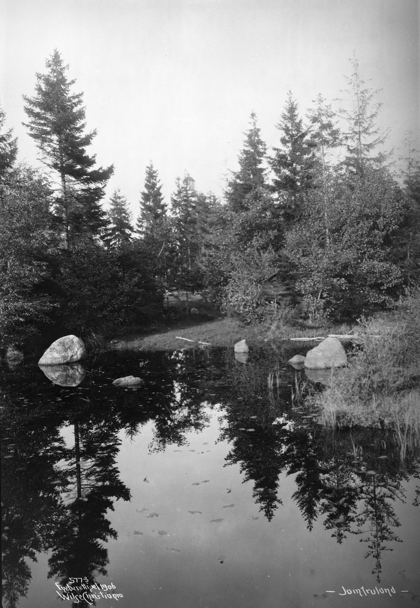 Speiling i dam på Jomfruland. Fotografert i november 1906.