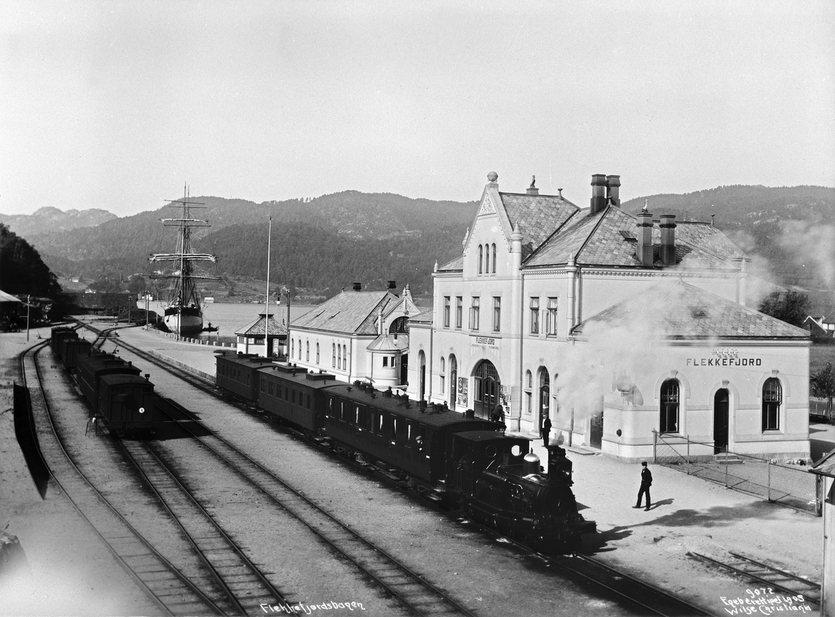 Flekkefjordbanen passerer Flekkefjord stasjon. Fotografert i 1908.
