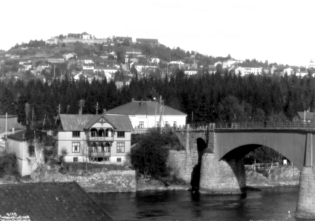 Kongsvinger bru og festningen på toppen av åsen. Fotografert 5. september 1908.