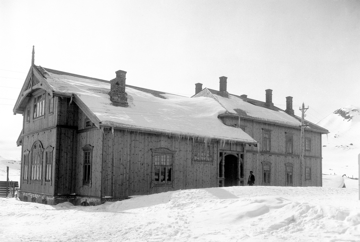Fasaden mot jernbanen. Finse fjellstue, 12. april 1909.
