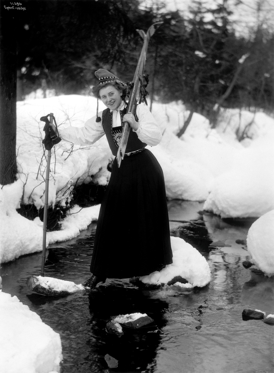 Skiløperske frk. Gundersen over bekken 9/2 1910