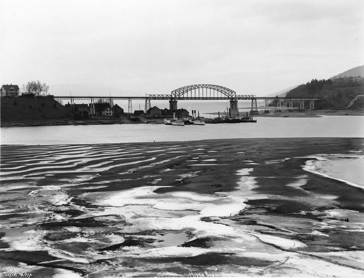 Sandbanker i Vorma og to dampskip (hjuldampere) i vinteropplag nedenfor Minne bro med Mjøsa i bakgrunnen, Eidsvoll, Akershus, 1913.