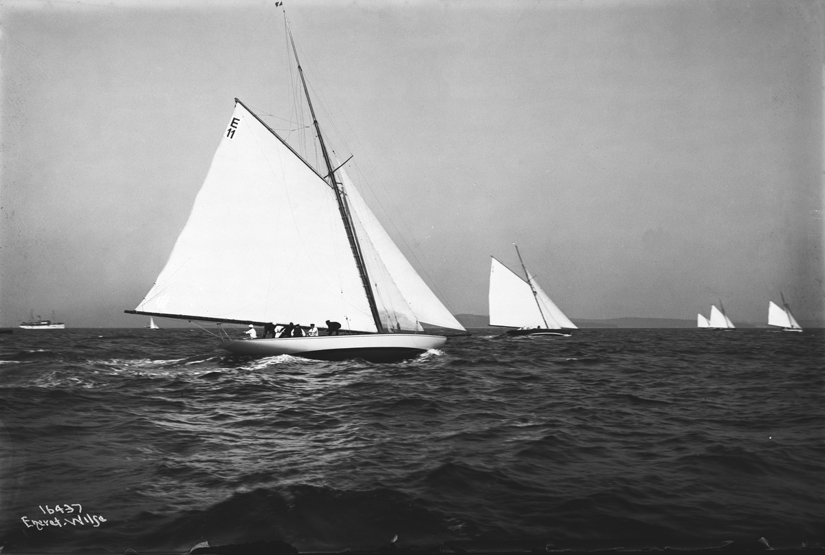 Seilbåter (E11 og E4(?)) på tokt utenfor Horten under den internasjonale seilerkonkurransen Europauken, arrangert av Kongelig Norsk Seilforening, fra 16. til 19. juli 1914.