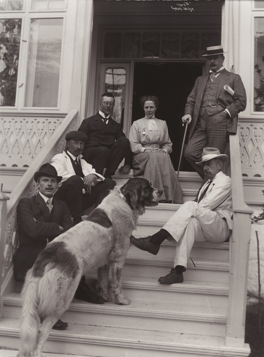 Gruppe på verandaen - Olaf Bull Consul Lund 3/6 1910