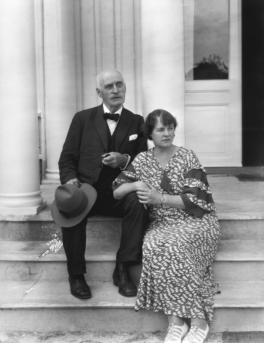 Marie og Knut Hamsun på trappen til Nørholm gård 20/7 1933