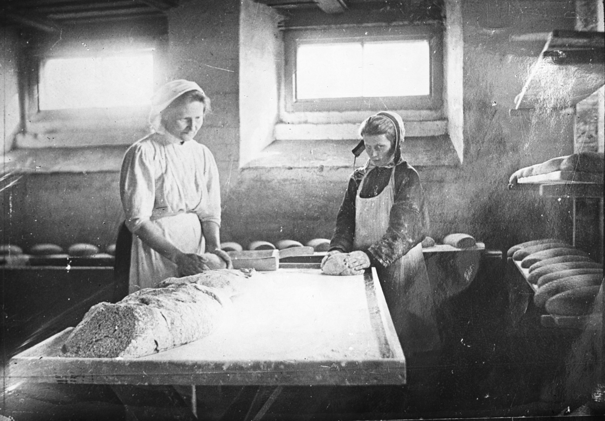 To generasjoner, mor og datter, i gang med brødbaking i stor stil.