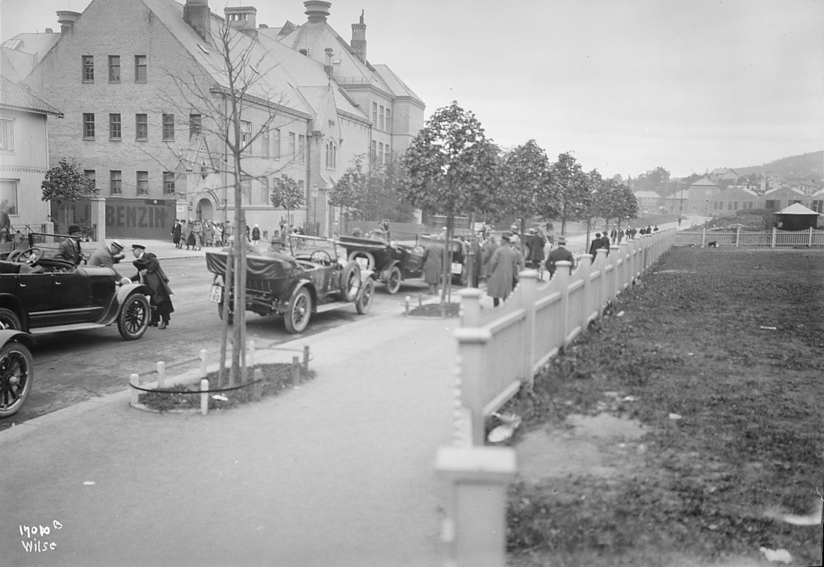 Menn fra Conditorenes landsforening ved biler som står langs Sørkedalsveien ved Majorstuen skole. Fotografert 1923.