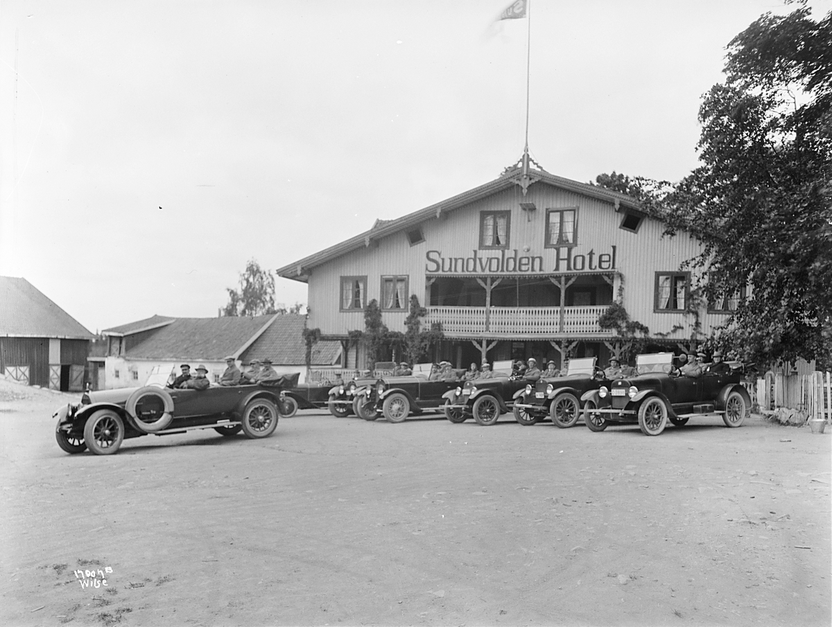 Menn fra Conditorenes landsforening sitter i biler utenfor Sundvolden hotel. Fotografet 1923.