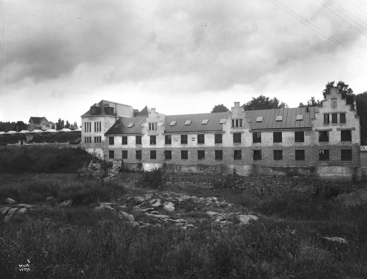 Fabrikkbygningen til Heggdal Ullvarefabrikk. Fotografert 1923.