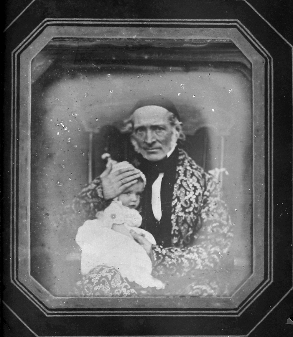 Portrett av sogneprest Gabriel Kirsebom Kielland med et barn på fanget.
