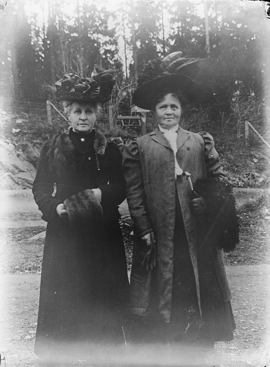 Frk. Fritzner sammen med en annen dame. Fotografert 1924.