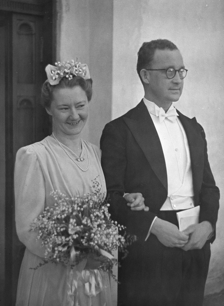 Brudeparet Plathe står foran kirkedøren. Fotografert 12.03.1940.