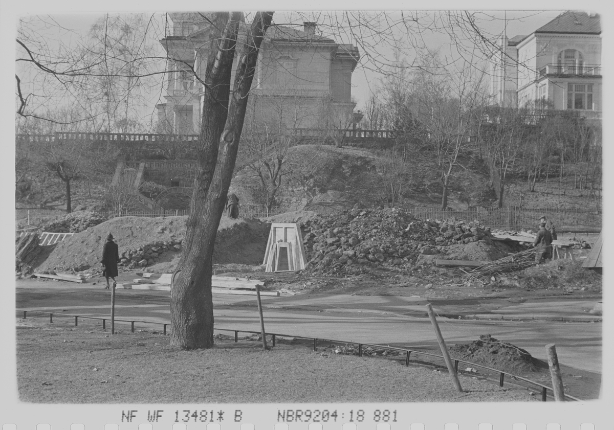 Arbeider med tilfluktsrom ved Skarpsnoparken, Drammensveien 88b og c i bakgrunn. Fotografert 1940.