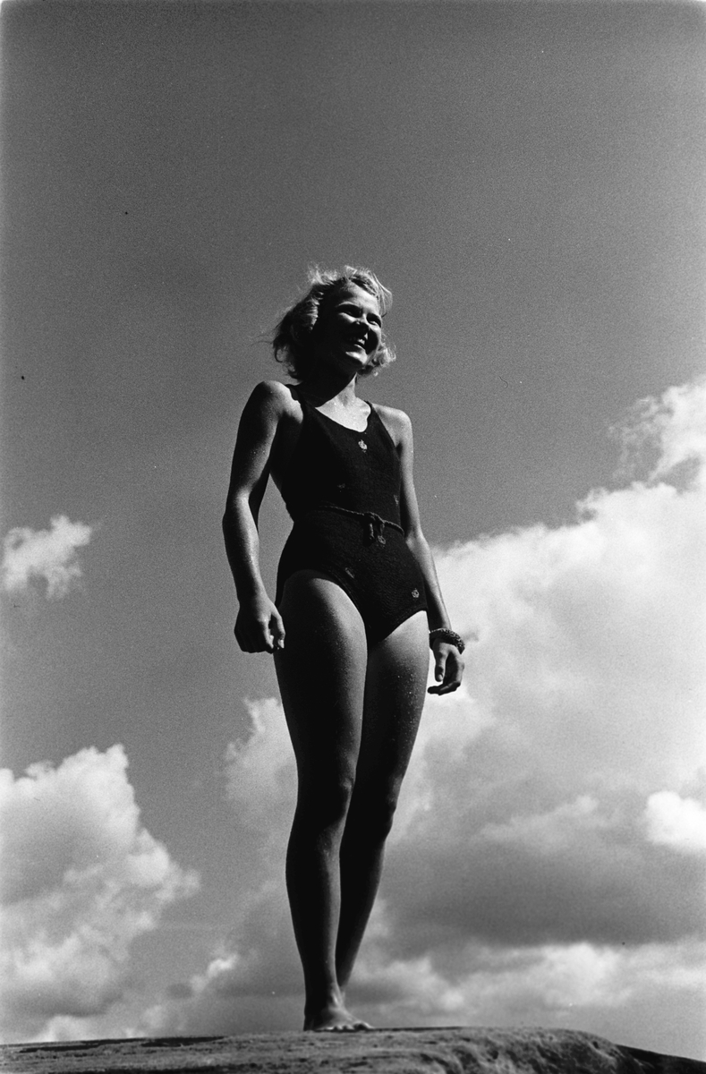 Ung kvinne i badedrakt. Fotografert 1941.