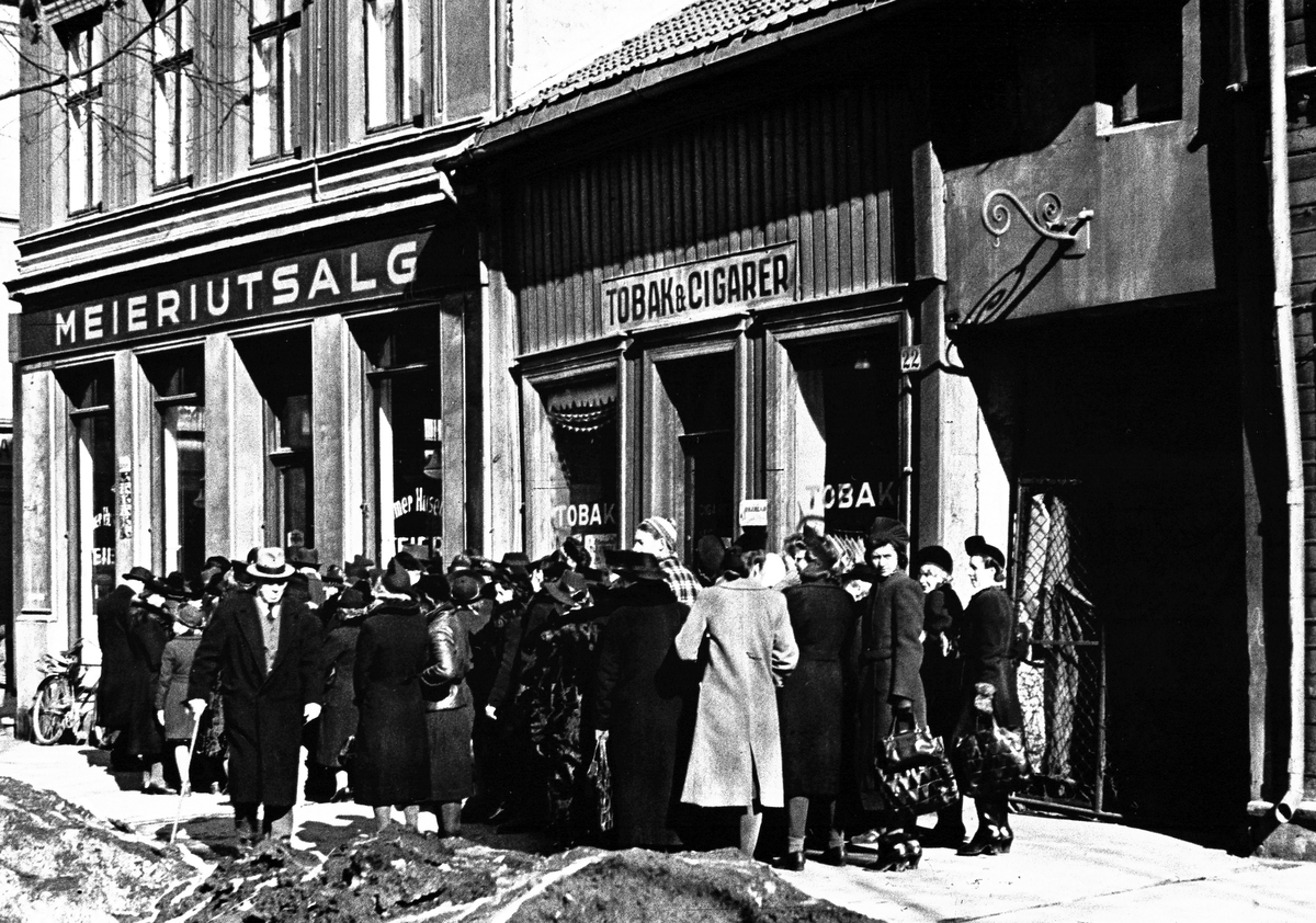 Melkekø i Oslo sentrum. Fotografert 1941.