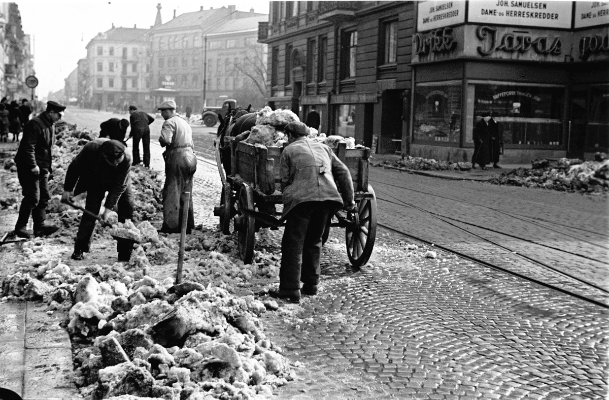 Snørydding med hest og vogn i Valkyriegaten i Oslo. Fotogafert 1941.