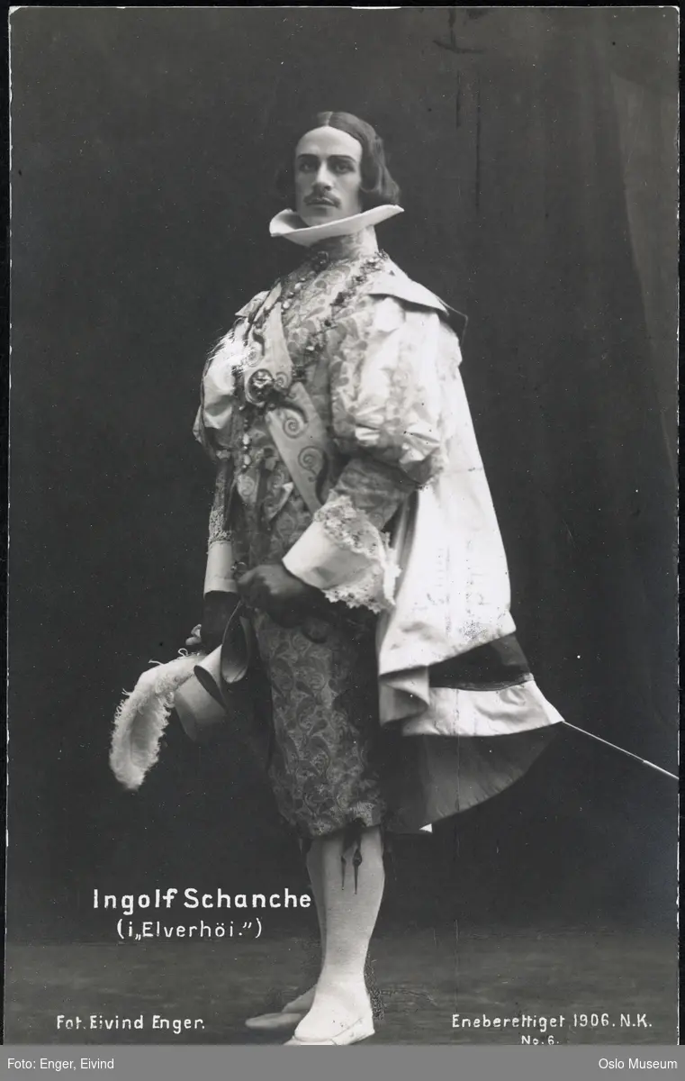 portrett, mann, skuespiller, rollebilde, Albert Ebbesen i "Elverhøi" på Nationaltheatret, stående helfigur, kostyme