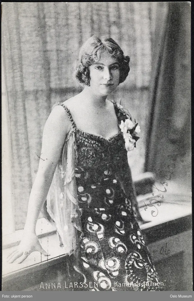 portrett, kvinne, skuespillerinne, rollebilde, Marguerite Gautier i "Kameliadamen" på Dagmarteatret, stående knefigur, kostyme