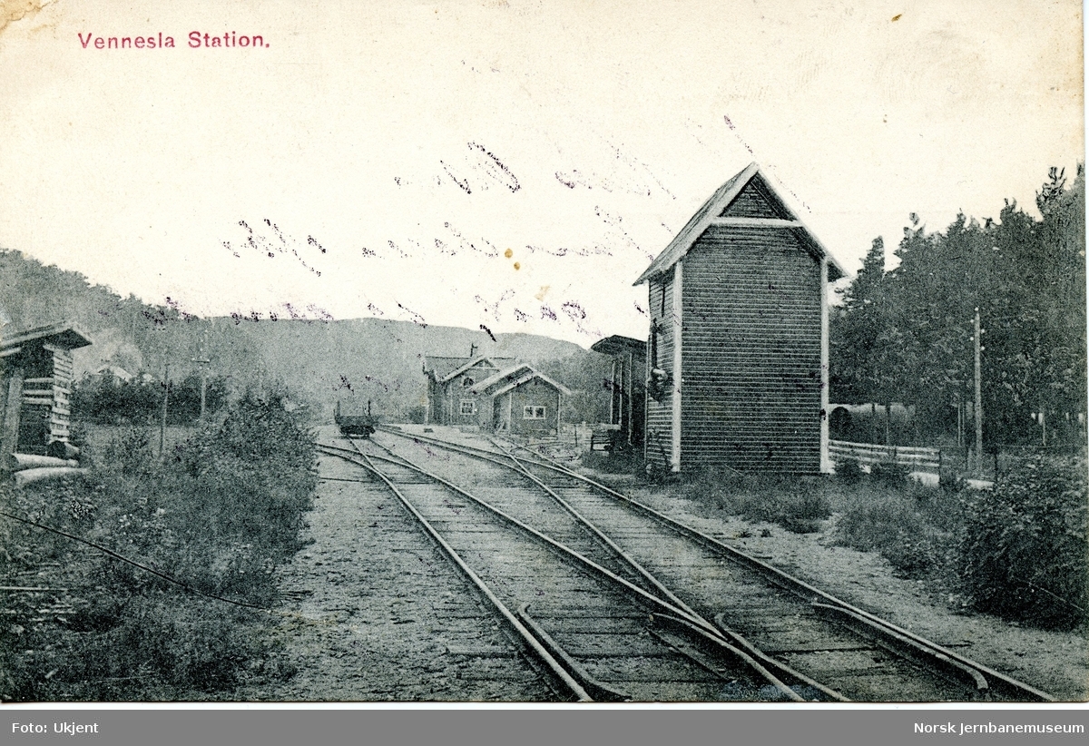 Vennesla stasjon på Setesdalsbanen med vanntårnet i forgrunnen