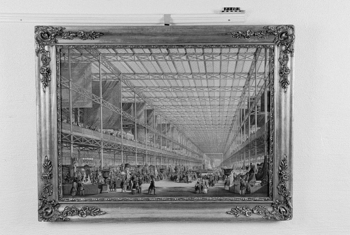 Interiör av Crystal Palace vid världsutställningen i London 1851.I färg. I förgylld samtida ram, med reliefdekor. Glaset spräckt. Ramen och glaset enligt säljaren från England 1851. Färgdior 90x120 mm och 240x360 mm. Med ram 900 x 1200 mm.