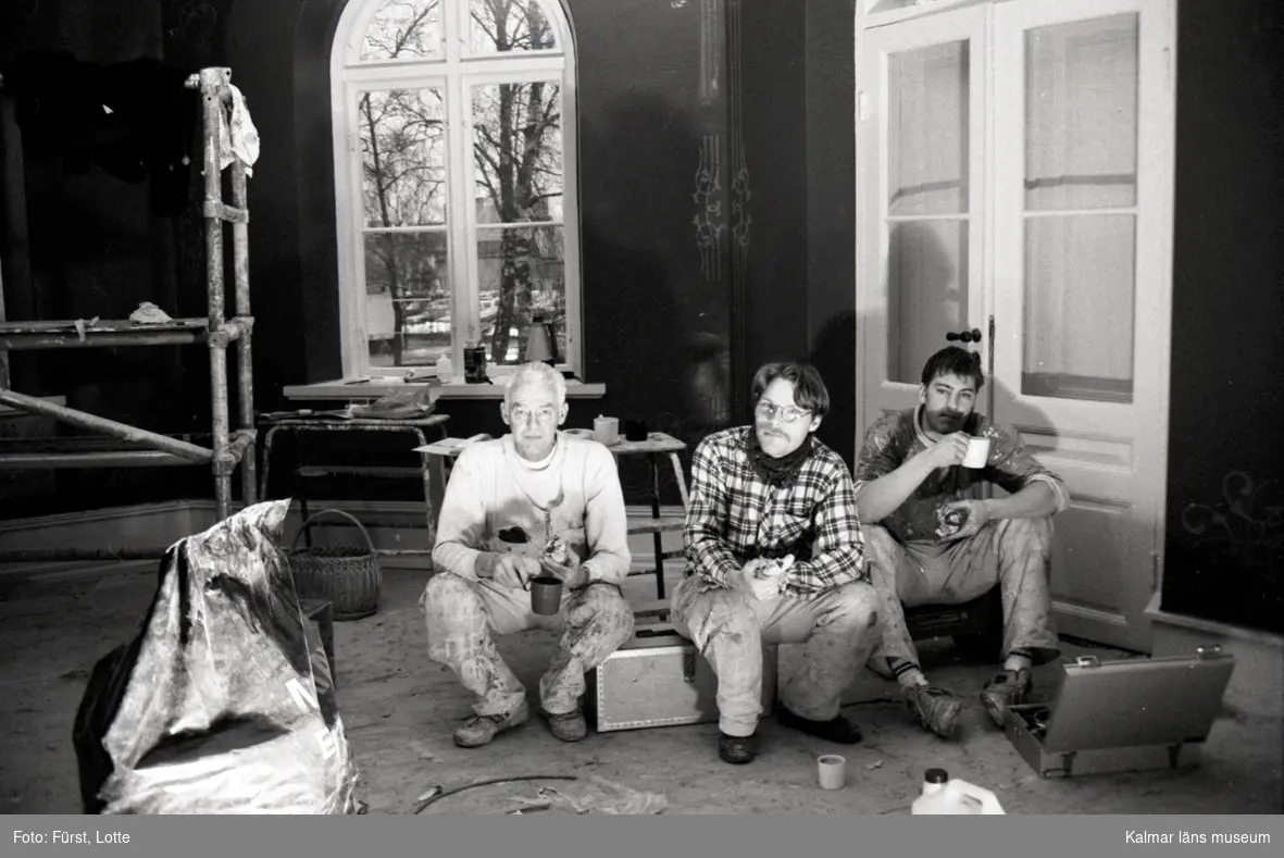 Snuskulan under restaurering. Roddy Egertz tar en kaffepaus med sina medarbetare från restaureringen schablonmålningarna.