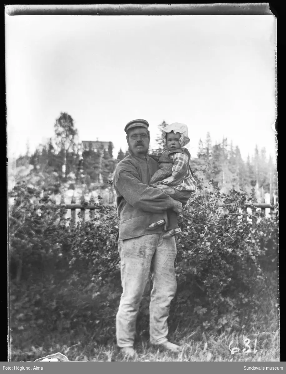 Arvid Wiström med dotterdottern Hilma Höglund i famnen, hemma i trädgården på Per Måns-gården.