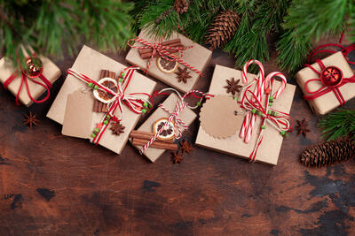 christmas-gift-boxes-with-craft-decor-2021-12-09-02-44-44-utc.jpg. Foto/Photo