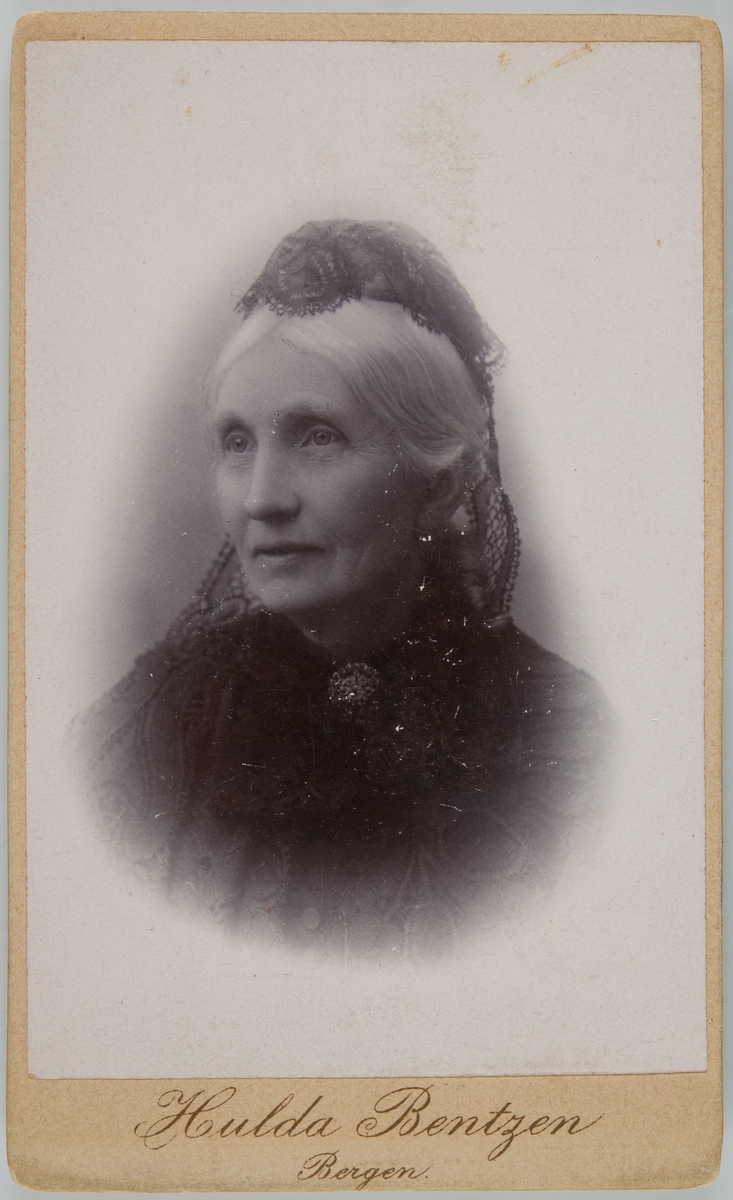 Portrett av eldre kvinne med slør.